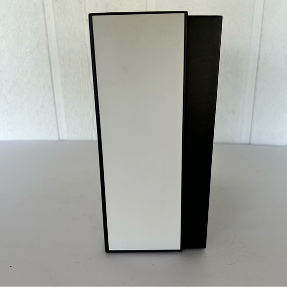 CHANEL GIFT BOX - Picture 3 of 11